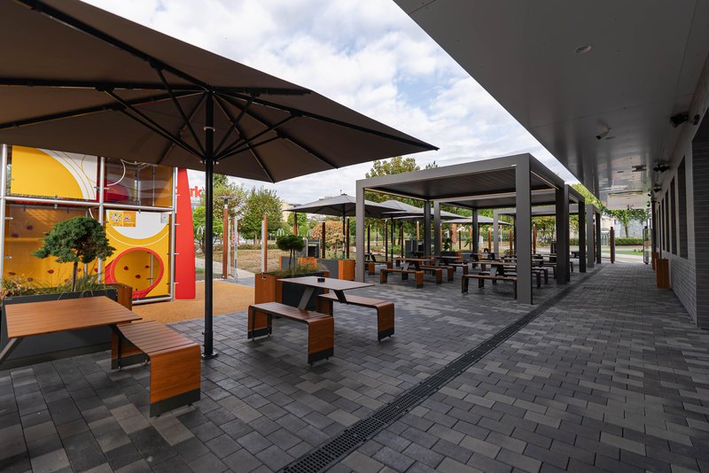 Prvi McDrive v Ljubljani v povsem novi podobi: McDonald's Žito po temeljiti prenovi znova odprl vrata