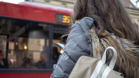 mobilni telefon cesta prehod zenska avtobus