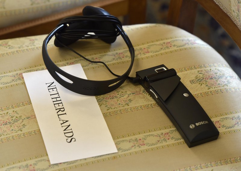 Umetna inteligenca razvrednotila delo prevajalcev, strojni prevodi pa kljub vsemu čedalje slabši - kdo bo prevzel odgovornost?
