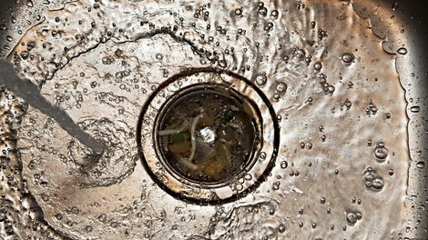 zamasen odtok kuhinja mascoba voda trik vodovodarji pralna soda vroca voda nasvet ideja zamisel resitev dom hisa
