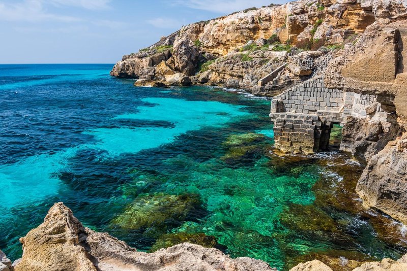 Sredozemski otok s 3000 prebivalci čez noč postal svetovna atrakcija: domačini že trepetajo pred navalom turistov (FOTO)