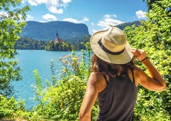 Turistka na spletu prosi za pojasnilo: "Tega o Blejskem jezeru res ne razumem, mi lahko domačini pomagajo z odgovorom?"