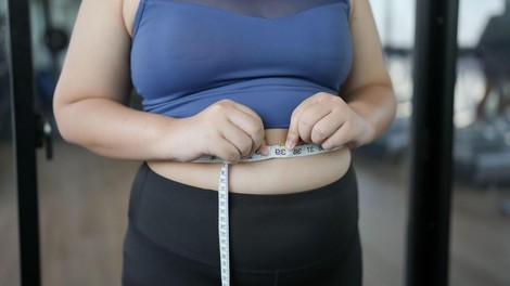 Zakaj se kilogrami po 40. letu hitreje nabirajo? Razlog ni le v prehrani