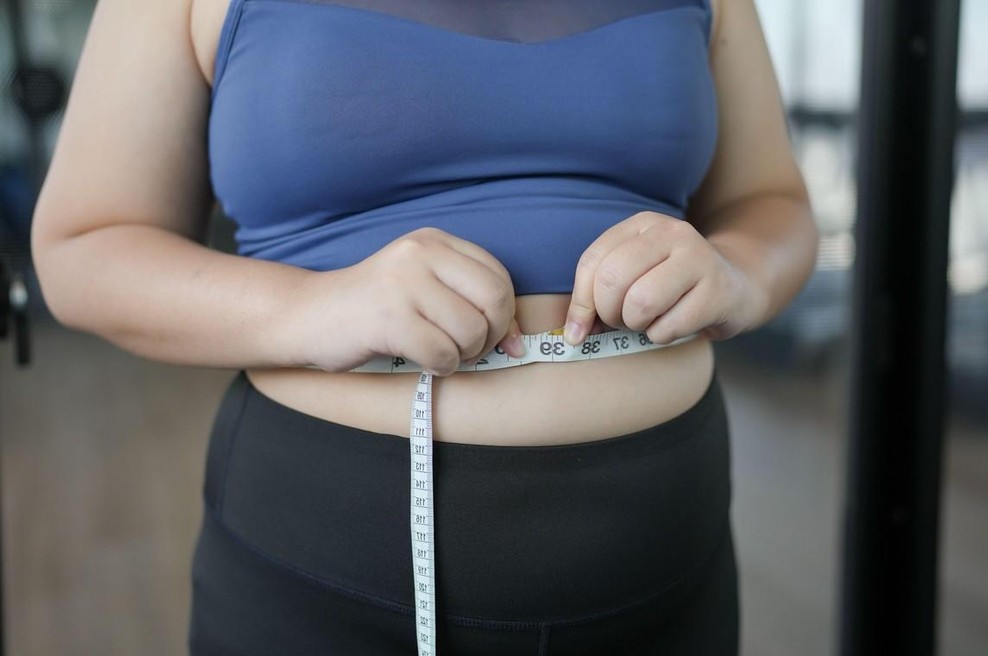Zakaj se kilogrami po 40. letu hitreje nabirajo? Razlog ni le v prehrani (foto: Profimedia)