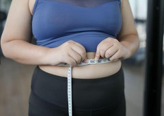 Zakaj se kilogrami po 40. letu hitreje nabirajo? Razlog ni le v prehrani