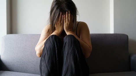 "Dohitelo me je njeno prekletstvo": Marija prodala taščino stanovanje, denar dala ljubimcu, danes pa to grenko obžaluje