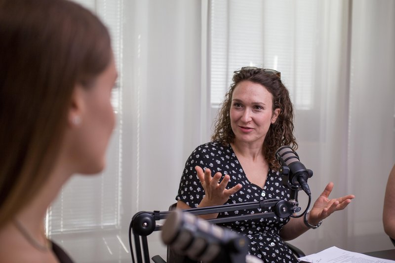 Ko stiska ostane neizrečena: Kaj mladi potrebujejo od odraslih in sistema?