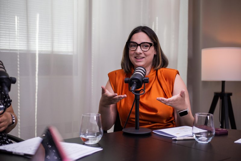 Ko stiska ostane neizrečena: Kaj mladi potrebujejo od odraslih in sistema?