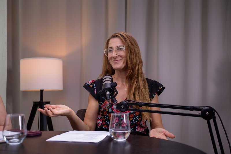 Ko stiska ostane neizrečena: Kaj mladi potrebujejo od odraslih in sistema?