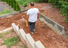 Moški se je lotil prenove terase, ko je z lopato udaril ob nekaj nenavadnega: skoraj se je onesvestil, ko je dojel, kaj je bilo zakopano v zemlji