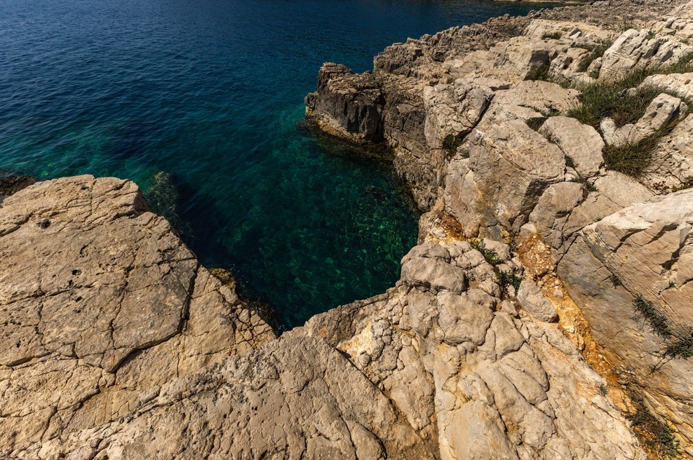 24-letnik huje poškodovan po skoku v morje na priljubljeni hrvaški plaži (foto: Profimedia)