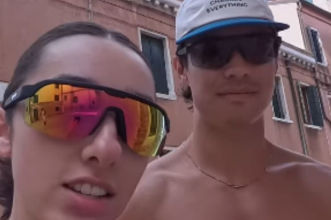 Turista v Italiji presenetili nenavadni pogledi domačinov: niti sanjalo se jima ni, kaj počneta narobe (VIDEO)