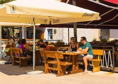 "Zapustite restavracijo!" Natakarja na Krku razjezilo naročilo turistov, brez oklevanja jim je pokazal vrata