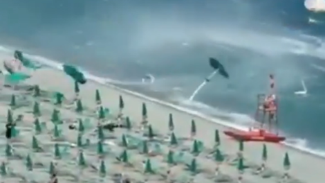 Turisti v paniki bežali s plaže: narava udarila z vso silo, počitniške idile je bilo v hipu konec (VIDEO)