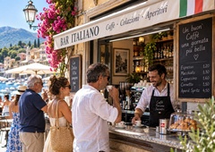 Veste, zakaj Italijani svoj espresso v baru spijejo stoje? Za tem se skriva razlog, ki ni očiten na prvi pogled (a je zelo pomemben)