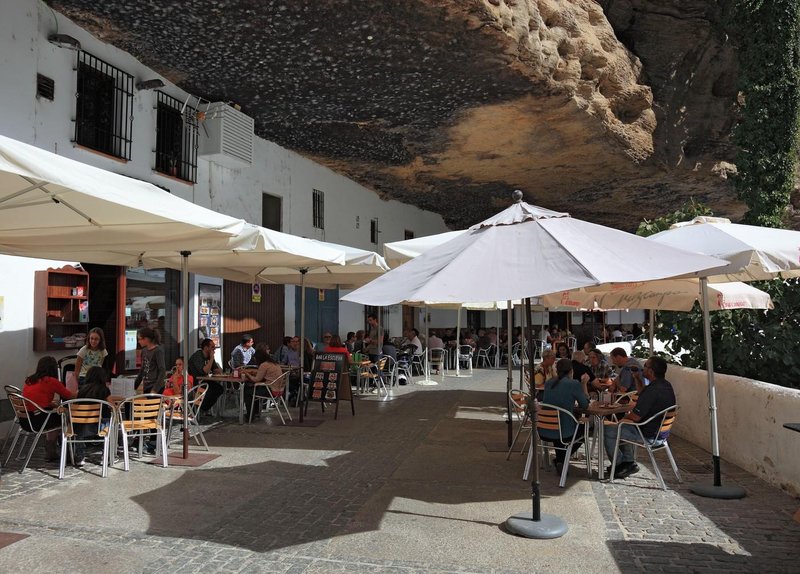 Majhno mestece, zgrajeno pod ogromnimi skalami: njegova edinstvena podoba privablja turiste z vsega sveta (FOTO)