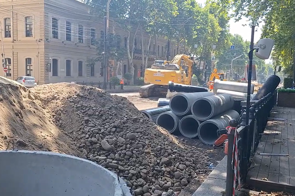 Gradbinci kopali po znani ulici, nato pa obstali odprtih ust: na to, kar so našli 6 metrov globoko, jih ni mogel pripraviti nihče (foto: YouTube/posnetek zaslona)