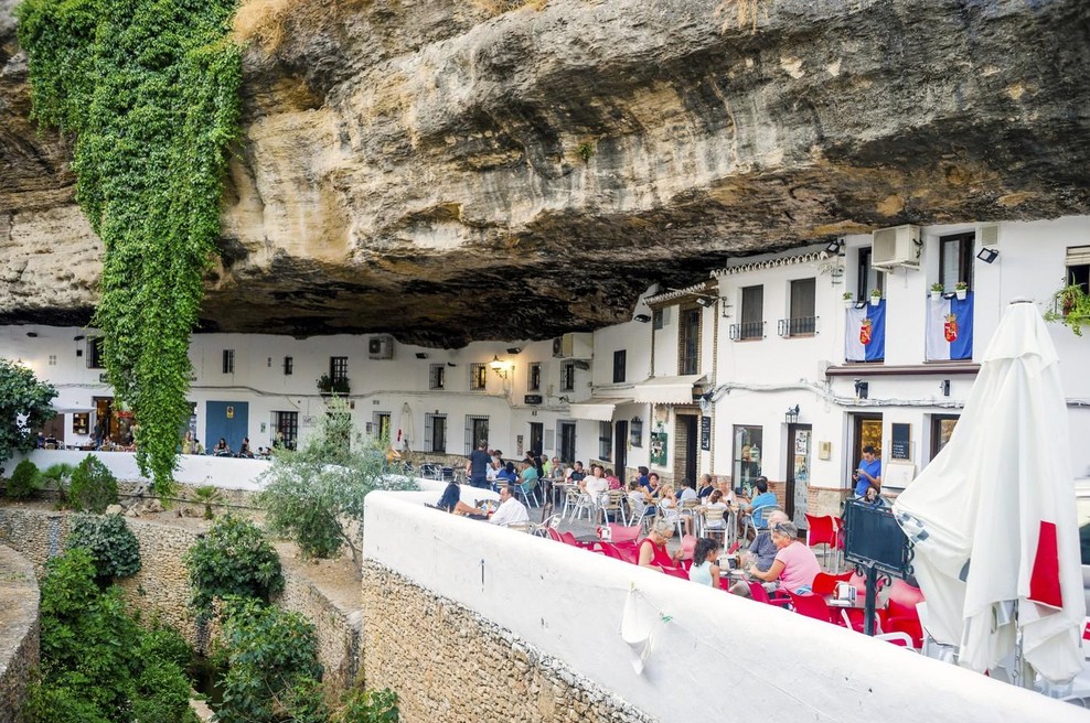 Majhno mestece, zgrajeno pod ogromnimi skalami: njegova edinstvena podoba privablja turiste z vsega sveta (FOTO) (foto: Profimedia)