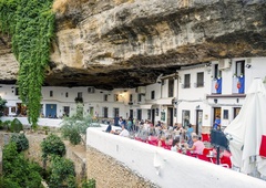 Majhno mestece, zgrajeno pod ogromnimi skalami: njegova edinstvena podoba privablja turiste z vsega sveta (FOTO)