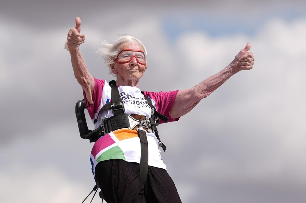 97-letna babica podrla Guinnessov rekord: preživela možgansko kap, nato pa stopila na krilo letala (foto: profimedia)