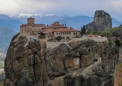 Lebdeči samostani na vrhu skal: obisk svete grške Meteore, kjer smo se med menihe in nune pomešali turisti (POTOPISNA REPORTAŽA)