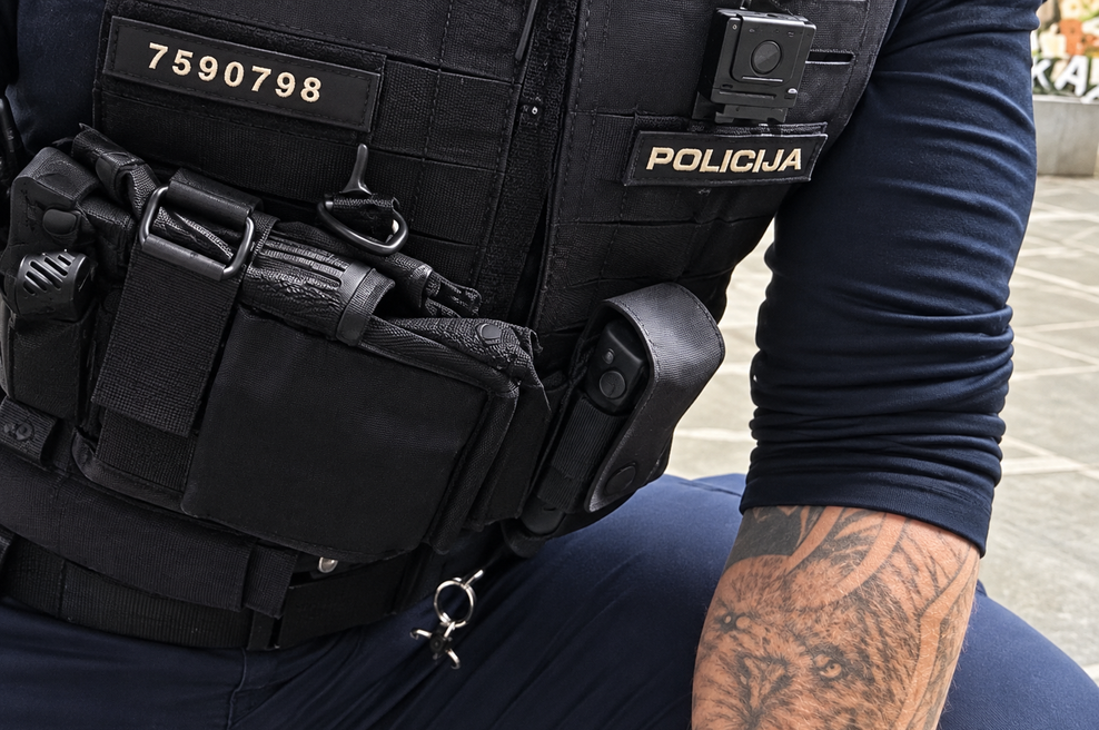 Objavljamo pretresljivi posnetek ravnanja policistov na Čopovi ulici v Ljubljani, zaradi katerega je umrl 37-letni Armin (foto: Facebook/24/7Dominik/posnetek zaslona/SPREMENJENO Z UI)