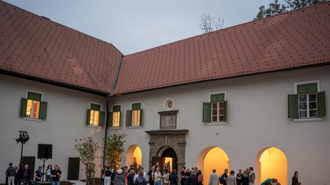 Dvorec Radlje je v nedeljo, 13. septembra 2026, po večletni prenovi ponovno odprl svoja vrata. Prenovljeni objekt, ki se vzpostavlja kot kulturno in gozdno središče Zgornje Dravske doline, bo odslej p