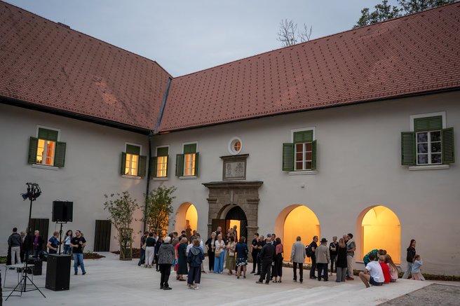 Dvorec Radlje je v nedeljo, 13. septembra 2026, po večletni prenovi ponovno odprl svoja vrata. Prenovljeni objekt, ki se vzpostavlja kot kulturno in gozdno središče Zgornje Dravske doline, bo odslej p