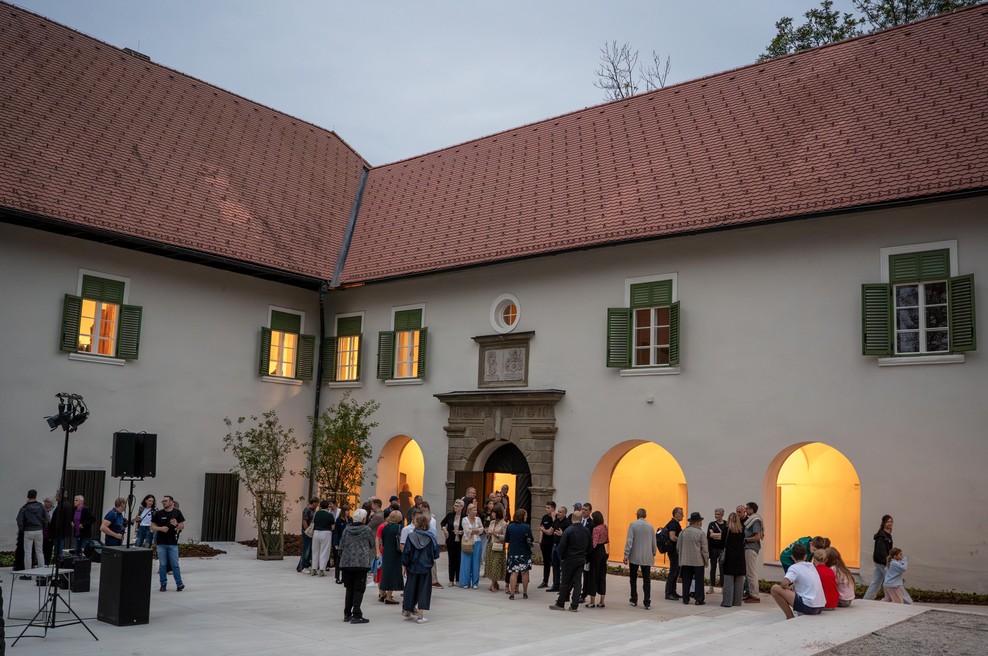 Dvorec Radlje po večletni prenovi ponovno odprl svoja vrata (foto: Miha Verdnik)