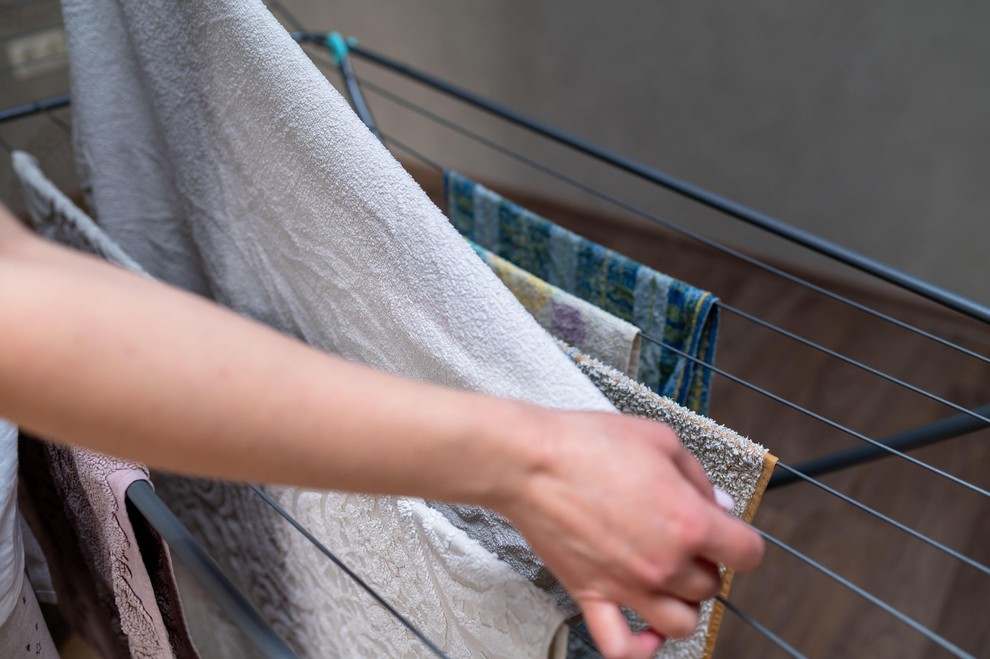 NA ENO STOJALO NE OBEŠAJTE PREVEČ PERILA Če je stojalo preveč polno in se oblačila med seboj dotikajo, zrak težje …