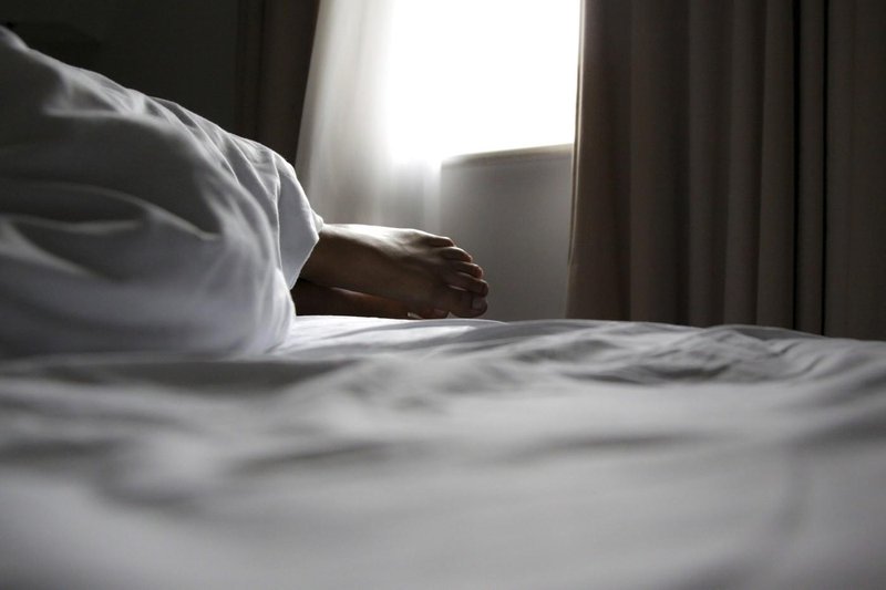 Zakonca sta se nastanila v hotelu in odšla spat: niti sanjalo se jima ni, kaj se skriva pod njuno posteljo