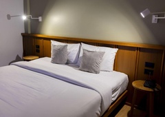 Zakonca sta se nastanila v hotelu in odšla spat: niti sanjalo se jima ni, kaj se skriva pod njuno posteljo