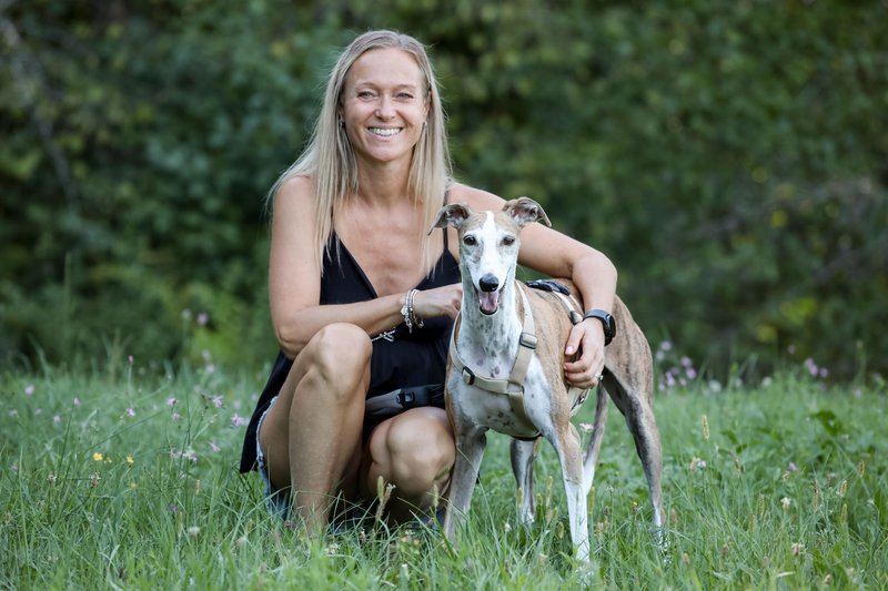 Od brazgotin do ljubečega doma: Slovenki napisali otroški knjigi o hrtih, ki so dobili drugo priložnost za življenje (FOTO)