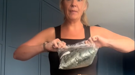 "To je odvratno!" Ženska naročila obleko za 20 evrov, ob odprtju paketa pa se ji je obrnil želodec (VIDEO)