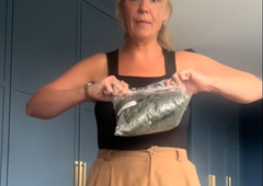 "To je odvratno!" Ženska naročila obleko za 20 evrov, ob odprtju paketa pa se ji je obrnil želodec (VIDEO)