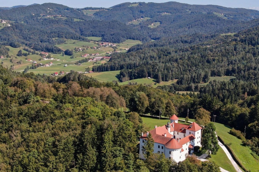 Ta konec tedna lahko na enem samem izletu obiščete kar pet slovenskih gradov, tudi najbolj "žlahtnega" –na poti vas čaka topel obrok (foto: Profimedia)