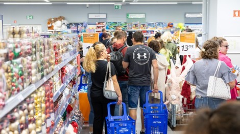 V Sloveniji odprli trgovino, ki slovi po nizkih cenah: nastala je prava evforija, pred vrati se je vila dolga vrsta (FOTO)