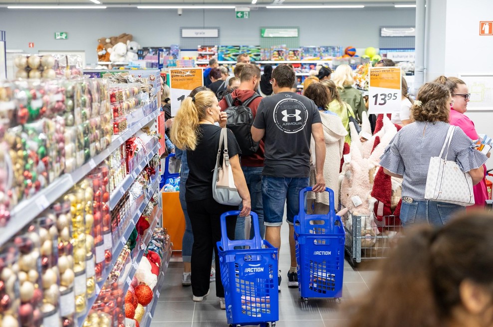 V Sloveniji odprli trgovino, ki slovi po nizkih cenah: nastala je prava evforija, pred vrati se je vila dolga vrsta (FOTO) (foto: Trgovina Action)