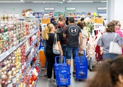 V Sloveniji odprli trgovino, ki slovi po nizkih cenah: nastala je prava evforija, pred vrati se je vila dolga vrsta (FOTO)