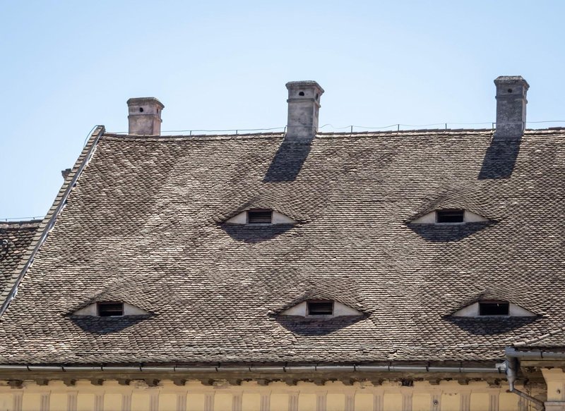 Nenavaden prizor v evropskem mestu: na strehah hiš se vrstijo skrivnostne oči, ki so postale prava znamenitost (FOTO)