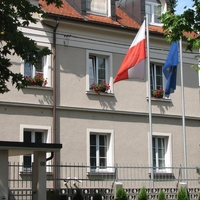 Nesreča na konzulatu v Ljubljani: poljski diplomat padel skozi okno, v bolnišnici se bori za življenje