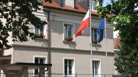 Nesreča na konzulatu v Ljubljani: poljski diplomat padel skozi okno, v bolnišnici se bori za življenje