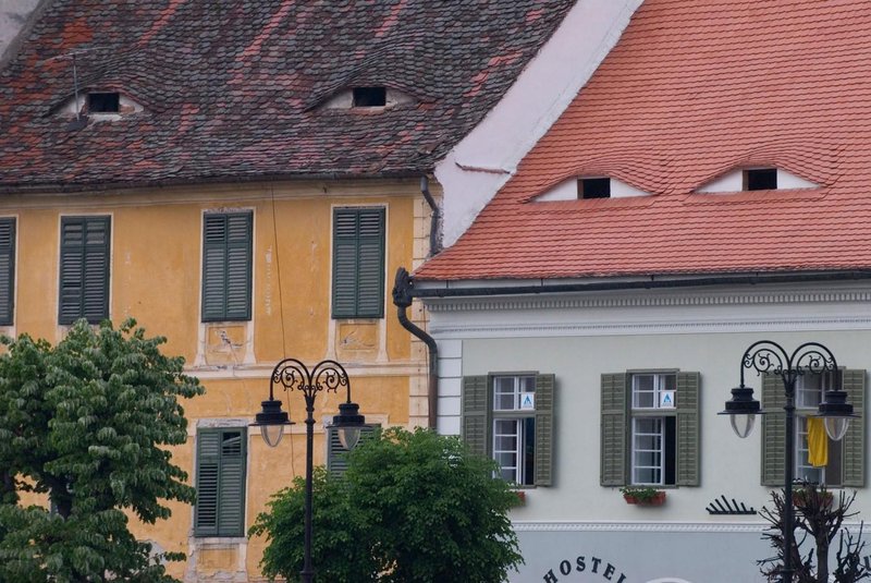Nenavaden prizor v evropskem mestu: na strehah hiš se vrstijo skrivnostne oči, ki so postale prava znamenitost (FOTO)