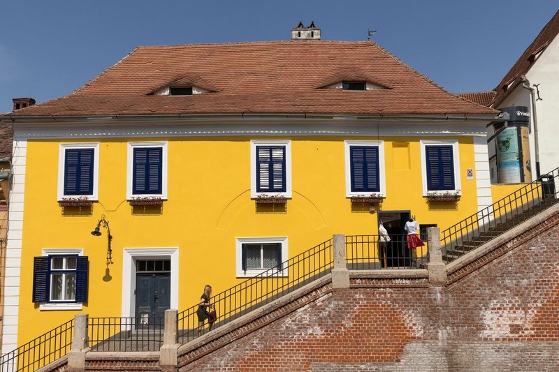 Nenavaden prizor v evropskem mestu: na strehah hiš se vrstijo skrivnostne oči, ki so postale prava znamenitost (FOTO)