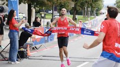 
                                                         Uspešni prvi Bimbo Race Adria na Grosupljem, kjer so številni tekači združili moči in Rdečemu križu zagotovili kar 13.000 kosov kruha