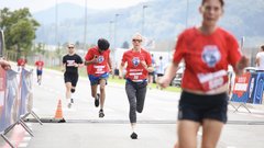 
                                                         Uspešni prvi Bimbo Race Adria na Grosupljem, kjer so številni tekači združili moči in Rdečemu križu zagotovili kar 13.000 kosov kruha