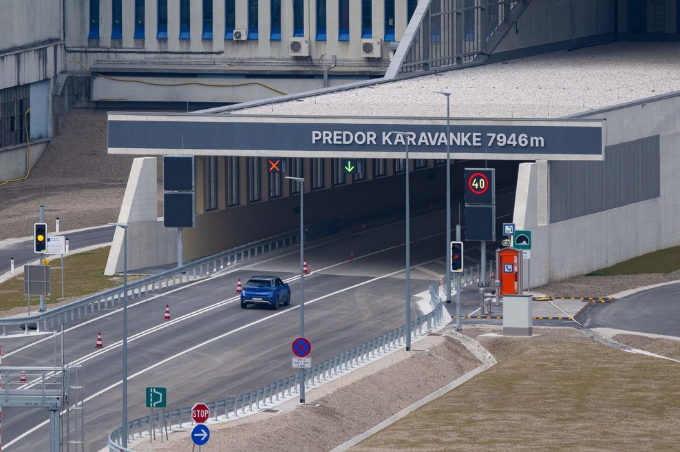 Avstrijci pri Karavankah zaustavili 49-letnega Slovenca: ko so odkrili, kaj skriva v avtu, so ga v hipu aretirali (grozi mu do 15 let zapora!) (foto: Nik Bertoncelj/F.A.bobo)