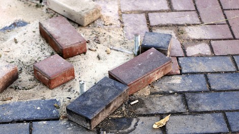 prenova doma prizidek hisa anglija delavec najdba okostje kosti zgodovina preteklost arheologija moski dom