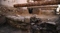hotel dieu pariz ostanki zgodovina galci rimljani cezar julij francija najdba zid arheologija ogenj pozar