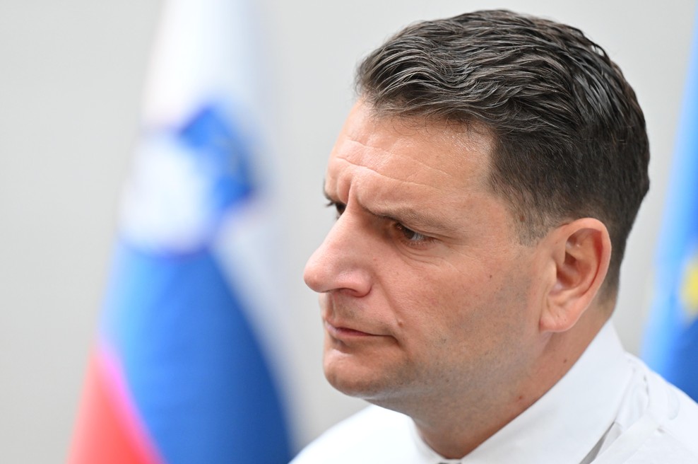 "Športni dan" predstavnikov ljudstva: prvi mišici parlamenta Zoranu Stevanoviću ni šlo vse čisto po načrtih (foto: Žiga Živulović jr./Bobo)